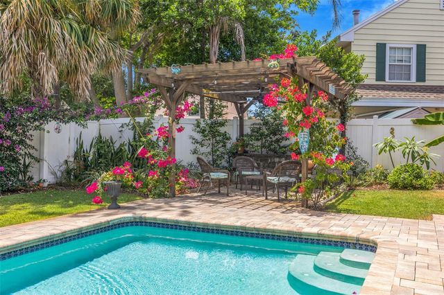 852 35TH AVENUE N, St Petersburg, FL 33704