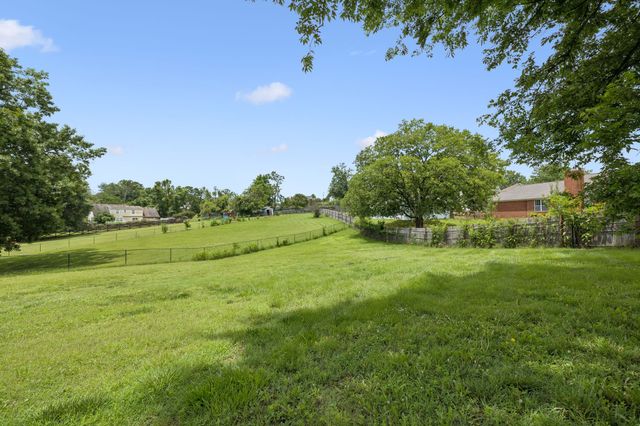 2596 Long Hollow Pike, Hendersonville, TN 37075