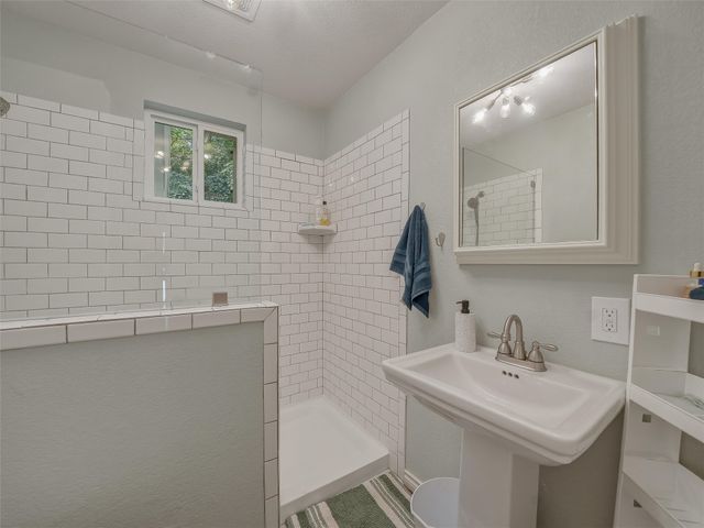 513 W Water Street, Weatherford, TX 76086