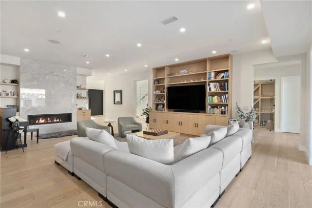 15547 Valley Vista Boulevard, Encino, CA 91436