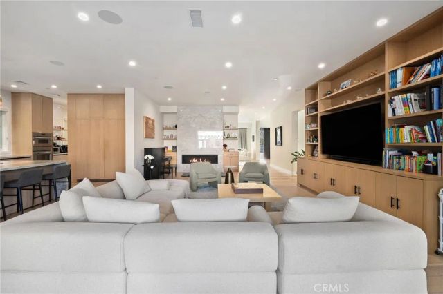 15547 Valley Vista Boulevard, Encino, CA 91436