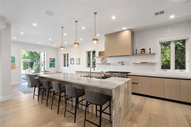 15547 Valley Vista Boulevard, Encino, CA 91436