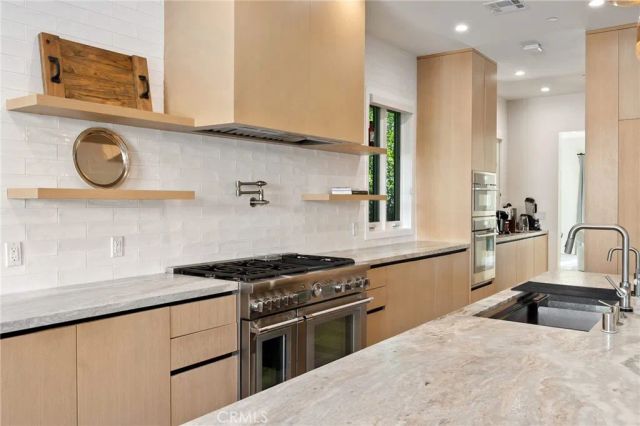 15547 Valley Vista Boulevard, Encino, CA 91436