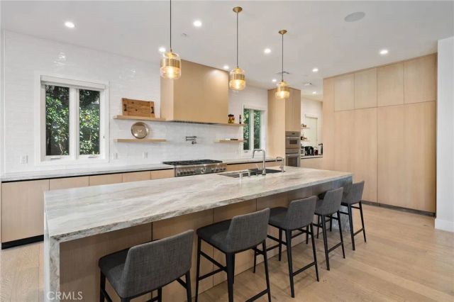 15547 Valley Vista Boulevard, Encino, CA 91436