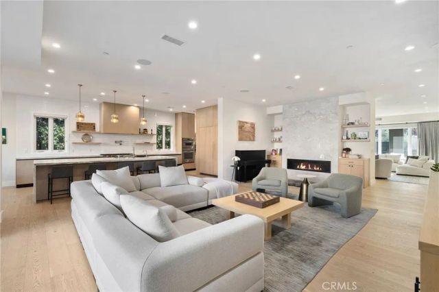 15547 Valley Vista Boulevard, Encino, CA 91436