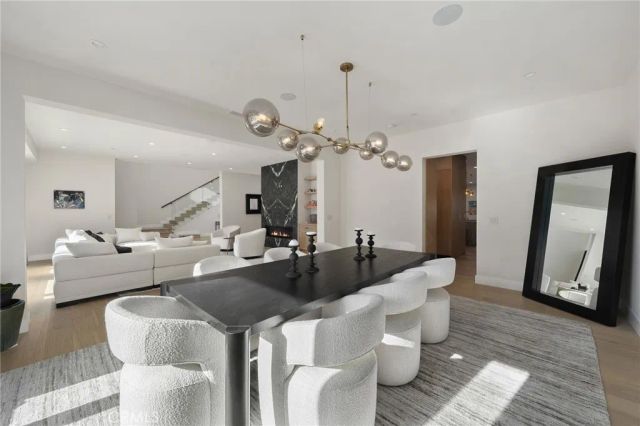 15547 Valley Vista Boulevard, Encino, CA 91436