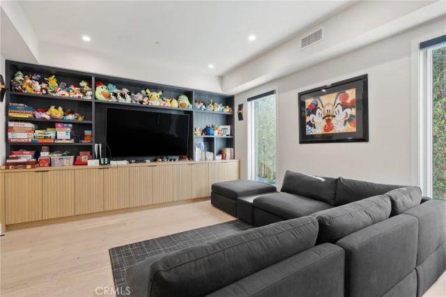 15547 Valley Vista Boulevard, Encino, CA 91436