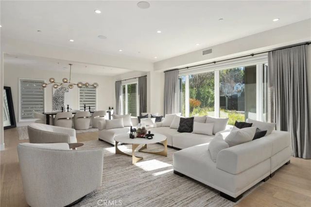 15547 Valley Vista Boulevard, Encino, CA 91436