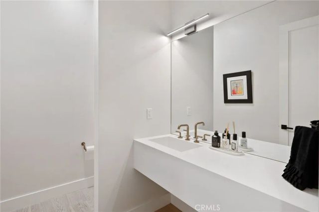 15547 Valley Vista Boulevard, Encino, CA 91436