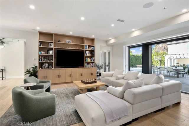 15547 Valley Vista Boulevard, Encino, CA 91436