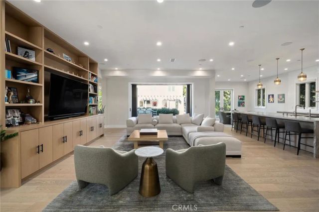15547 Valley Vista Boulevard, Encino, CA 91436