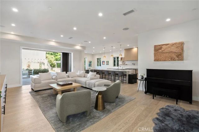 15547 Valley Vista Boulevard, Encino, CA 91436