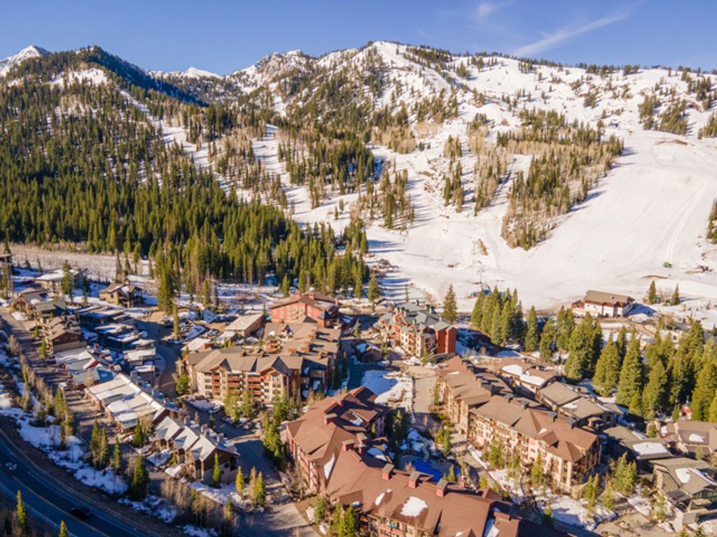 Image 15 of property listing at 12090 BIG COTTONWOOD RD #303, Solitude, UT 84121