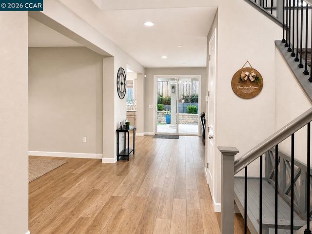 725 Frazier Dr, Oakley, CA 94561