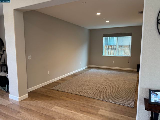 725 Frazier Dr, Oakley, CA 94561