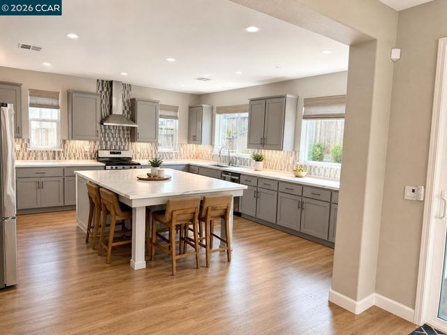 725 Frazier Dr, Oakley, CA 94561