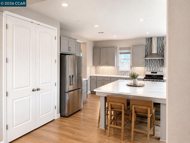 725 Frazier Dr, Oakley, CA 94561