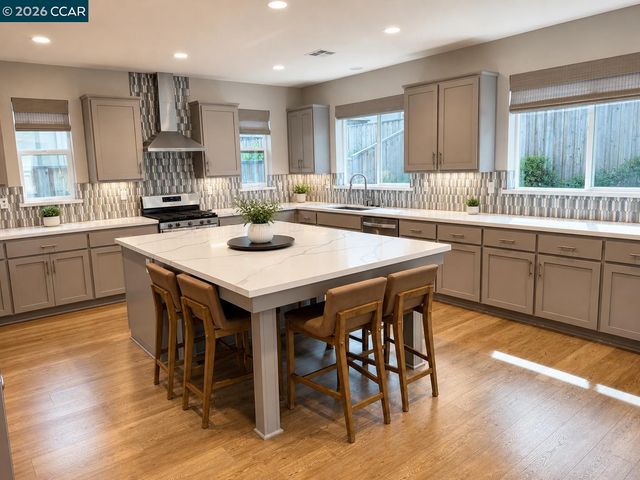 725 Frazier Dr, Oakley, CA 94561