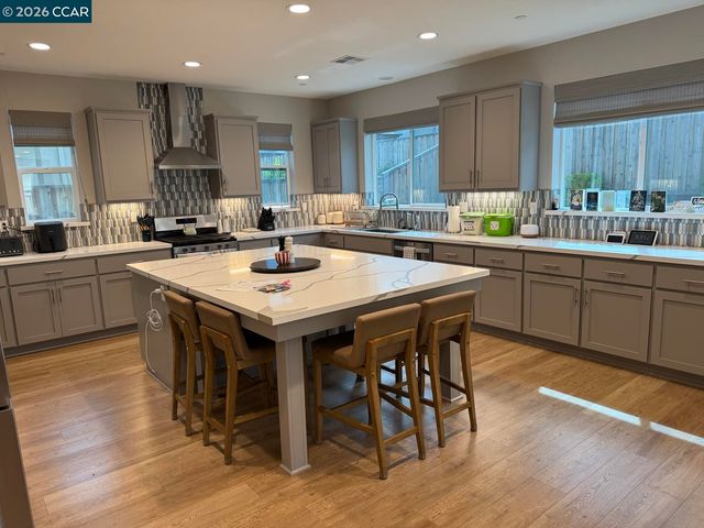 725 Frazier Dr, Oakley, CA 94561