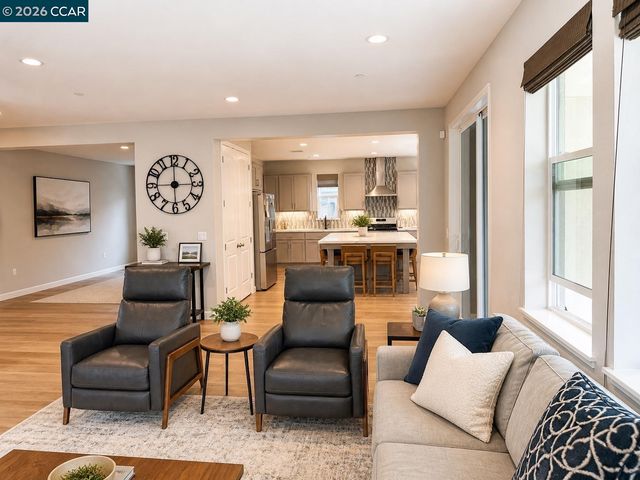 725 Frazier Dr, Oakley, CA 94561