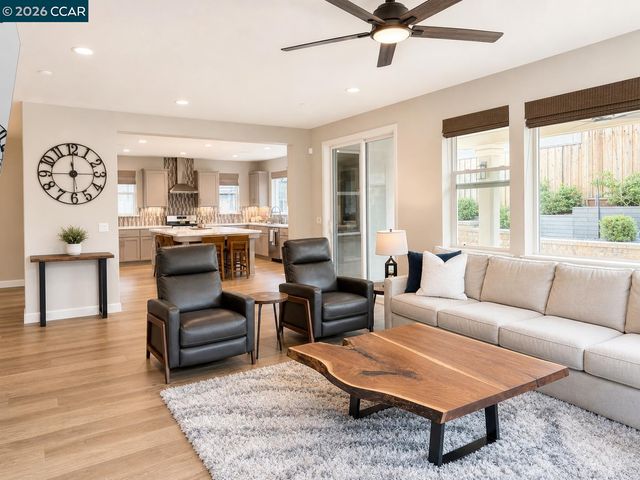 725 Frazier Dr, Oakley, CA 94561