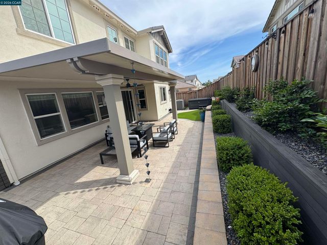 725 Frazier Dr, Oakley, CA 94561