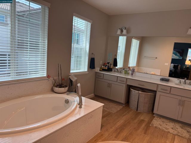 725 Frazier Dr, Oakley, CA 94561