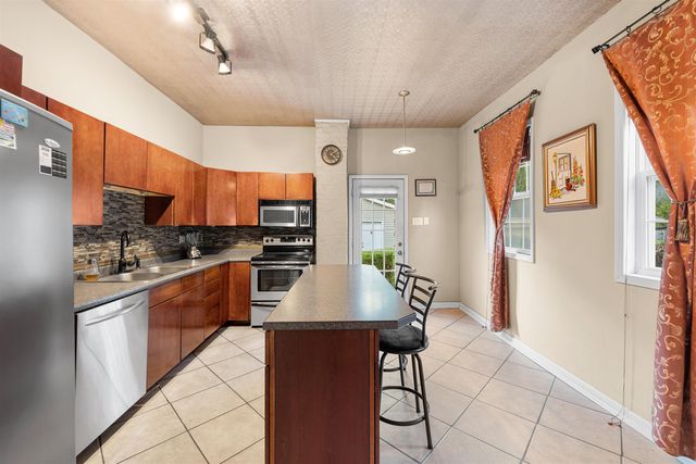 158 S 10th St, Salina, KS 67401