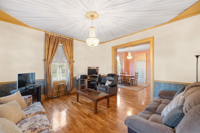 158 S 10th St, Salina, KS 67401