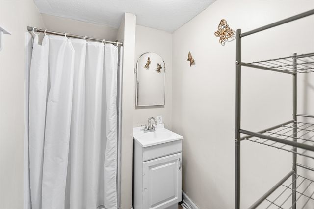 158 S 10th St, Salina, KS 67401