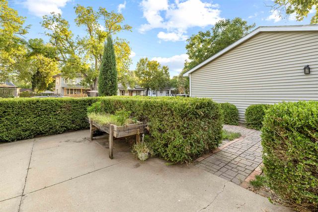 158 S 10th St, Salina, KS 67401