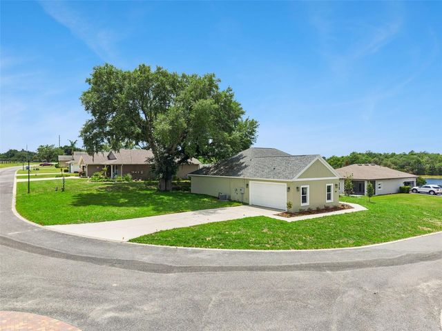 100 FAIRWAY CIRCLE, Umatilla, FL 32784