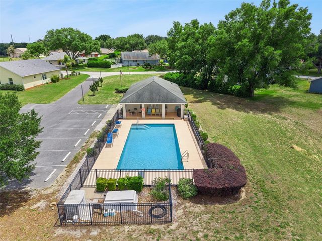 100 FAIRWAY CIRCLE, Umatilla, FL 32784