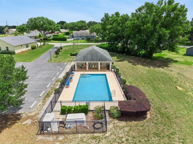100 FAIRWAY CIRCLE, Umatilla, FL 32784