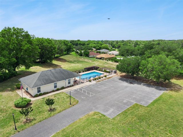 100 FAIRWAY CIRCLE, Umatilla, FL 32784