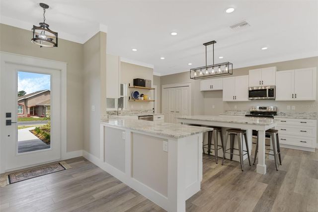100 FAIRWAY CIRCLE, Umatilla, FL 32784