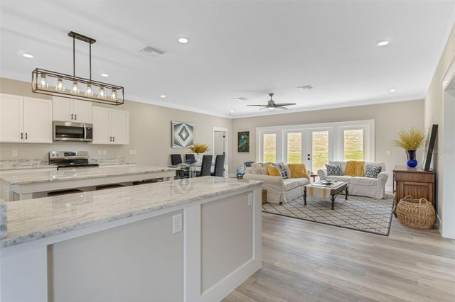 100 FAIRWAY CIRCLE, Umatilla, FL 32784