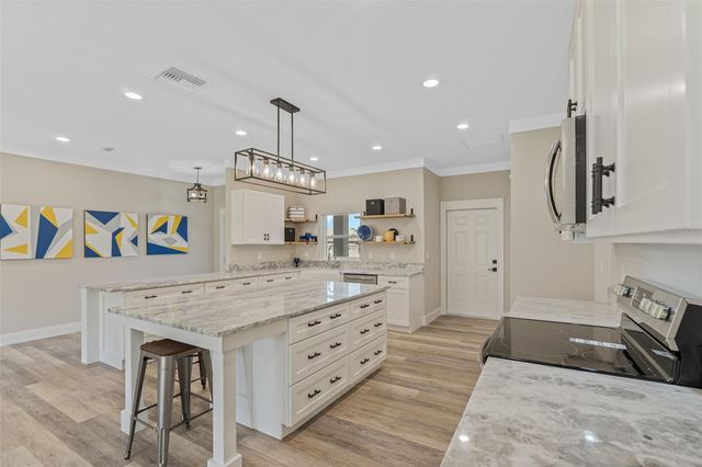 100 FAIRWAY CIRCLE, Umatilla, FL 32784