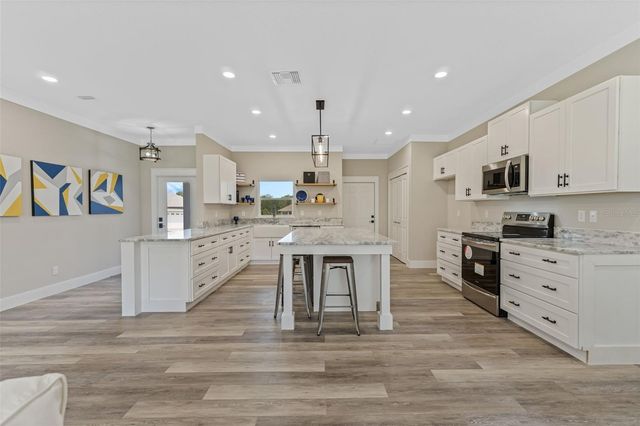 100 FAIRWAY CIRCLE, Umatilla, FL 32784