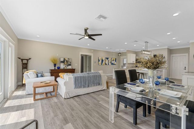 100 FAIRWAY CIRCLE, Umatilla, FL 32784