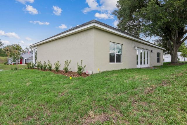 100 FAIRWAY CIRCLE, Umatilla, FL 32784