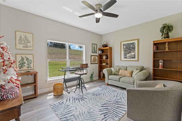 100 FAIRWAY CIRCLE, Umatilla, FL 32784