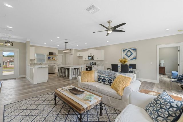 100 FAIRWAY CIRCLE, Umatilla, FL 32784