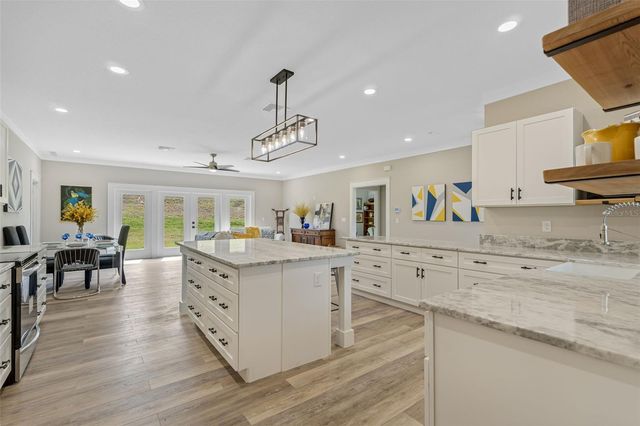 100 FAIRWAY CIRCLE, Umatilla, FL 32784