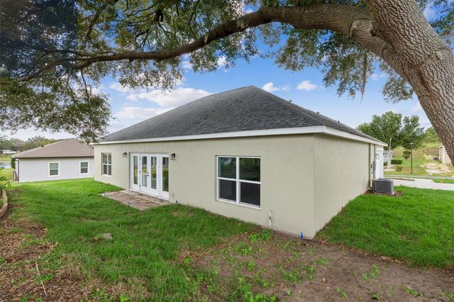 100 FAIRWAY CIRCLE, Umatilla, FL 32784