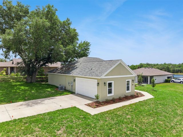 100 FAIRWAY CIRCLE, Umatilla, FL 32784