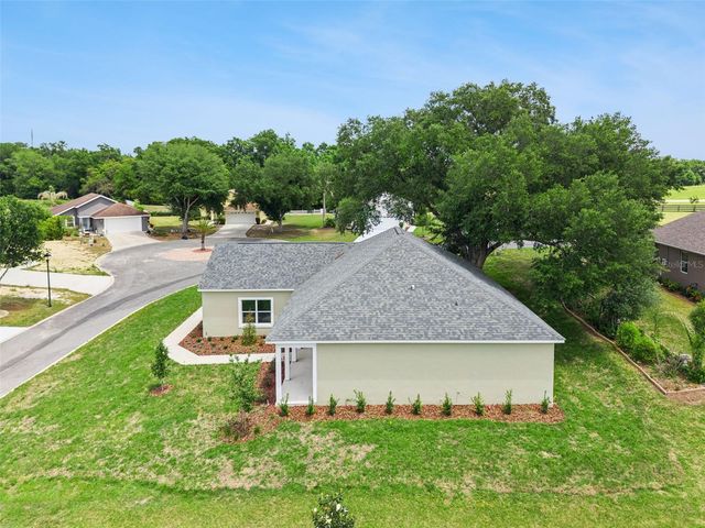 100 FAIRWAY CIRCLE, Umatilla, FL 32784