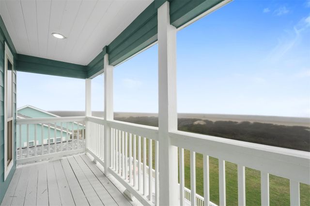 696 Villa Drive, Crystal Beach, TX 77650