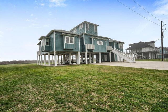 696 Villa Drive, Crystal Beach, TX 77650