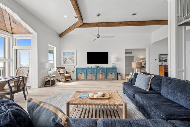 696 Villa Drive, Crystal Beach, TX 77650